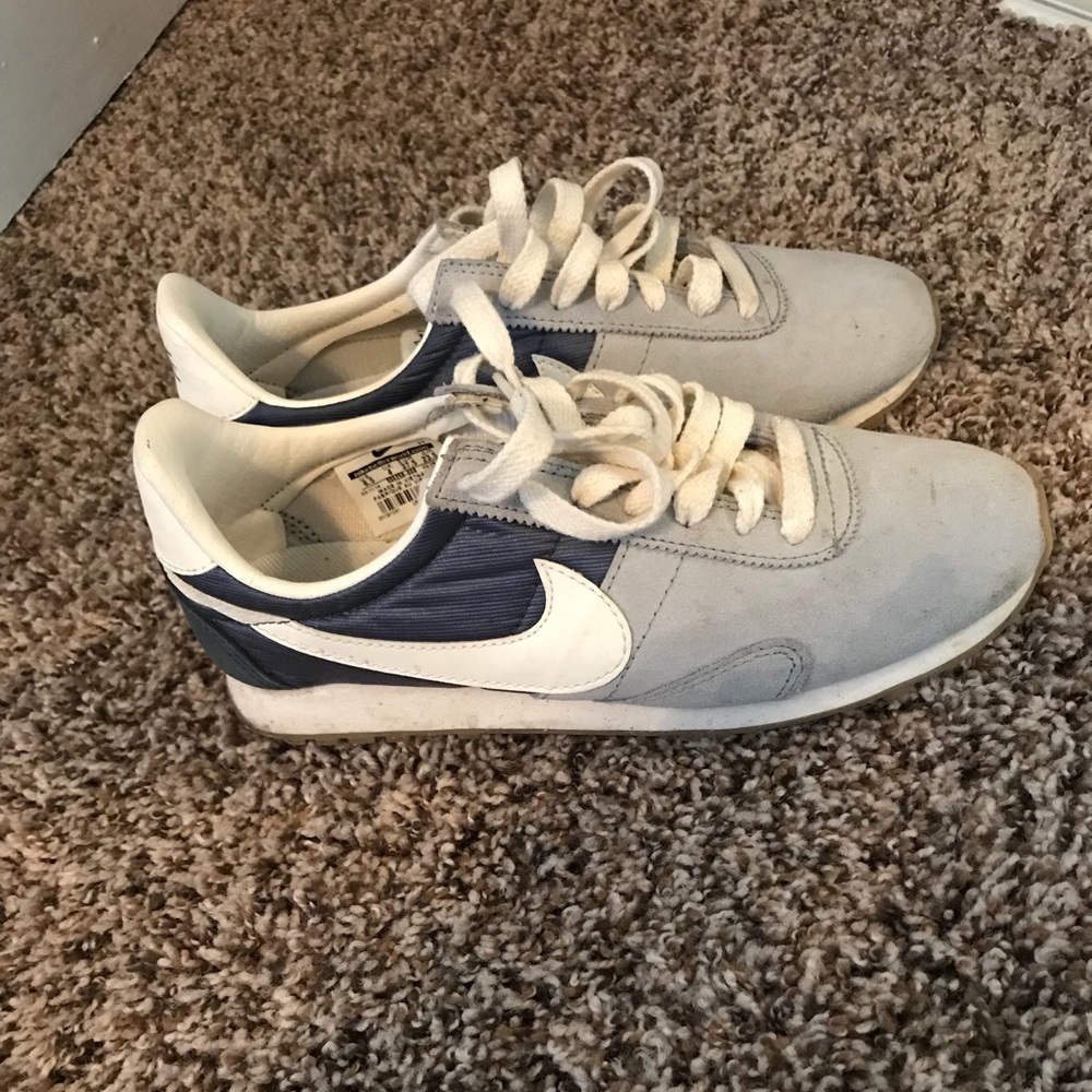 Nike old school tennis shoes